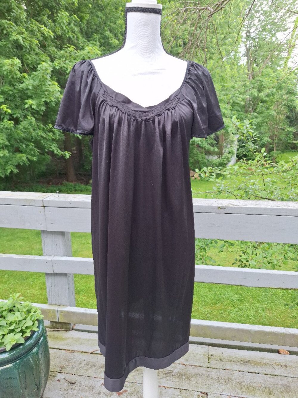 Vanity Fair black capped sleeve night gown/nightie. Size Medium - Picture 1 of 7